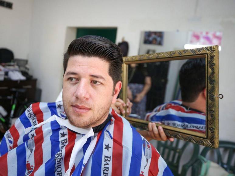 Juguetes, útiles y materiales para su negocio: Roberto Contreras sorprende con donación a Eduardo Espinal, niño barbero en Comayagua