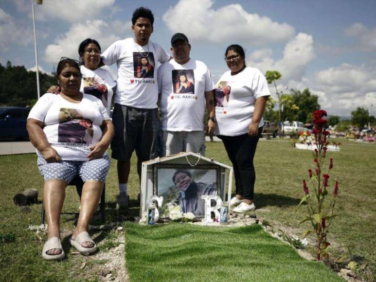 Con flores, coronas y hasta camisetas capitalinos acudieron a cementerios por el Día de Difuntos
