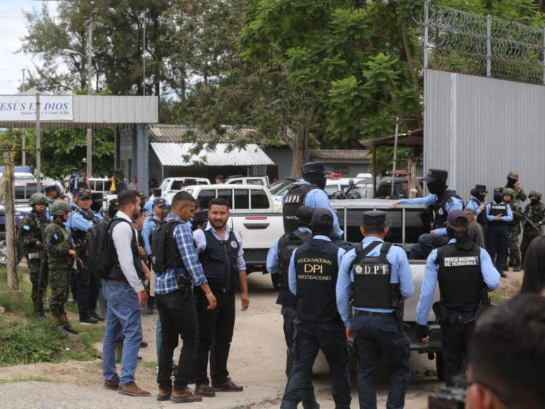 Angustia, desesperación y oraciones: el drama de los familiares que exigen información sobre sus parientes tras matanza en PNFAS