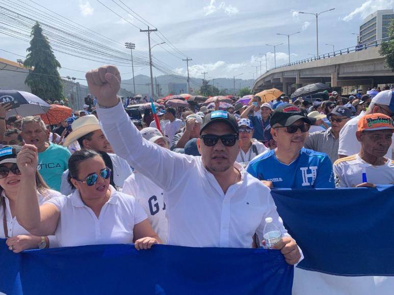 Entre denuncias de sabotaje y camisas blancas: masiva protesta del Bloque de Oposición Ciudadana