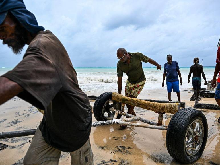 Las imágenes del impacto del huracán Beryl en tierra