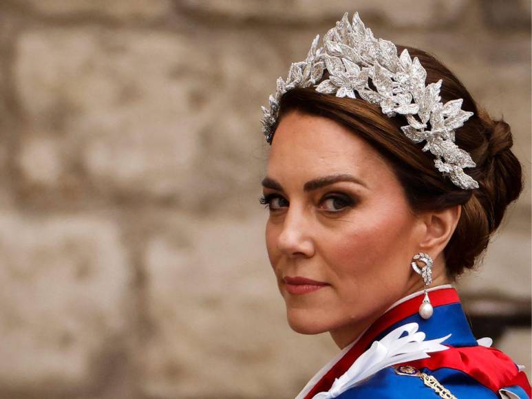 Bordado con hilos de plata y con aritos de la princesa Diana: así lució Kate Middleton en la coronación de Carlos III