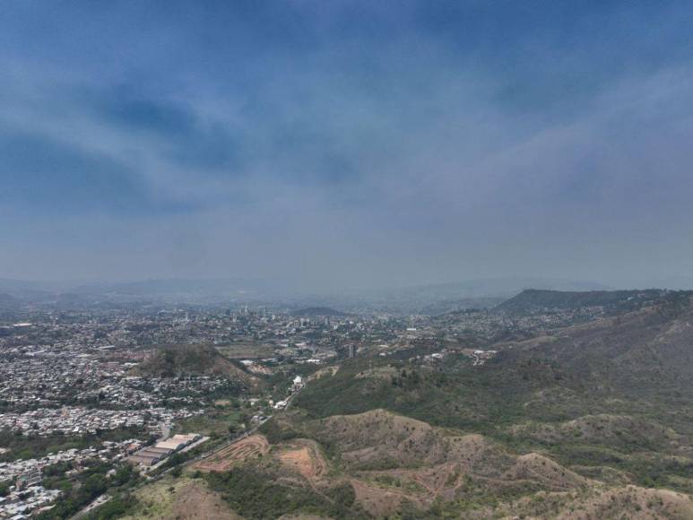En imágenes: así luce la capital luego del pavoroso incendio forestal que estremeció el cerro El Trigo
