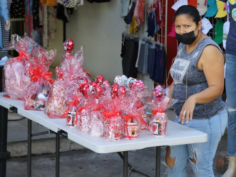 Flores, chocolates y peluches: calles de Tegucigalpa se llenan de detalles previo al Día de San Valentín