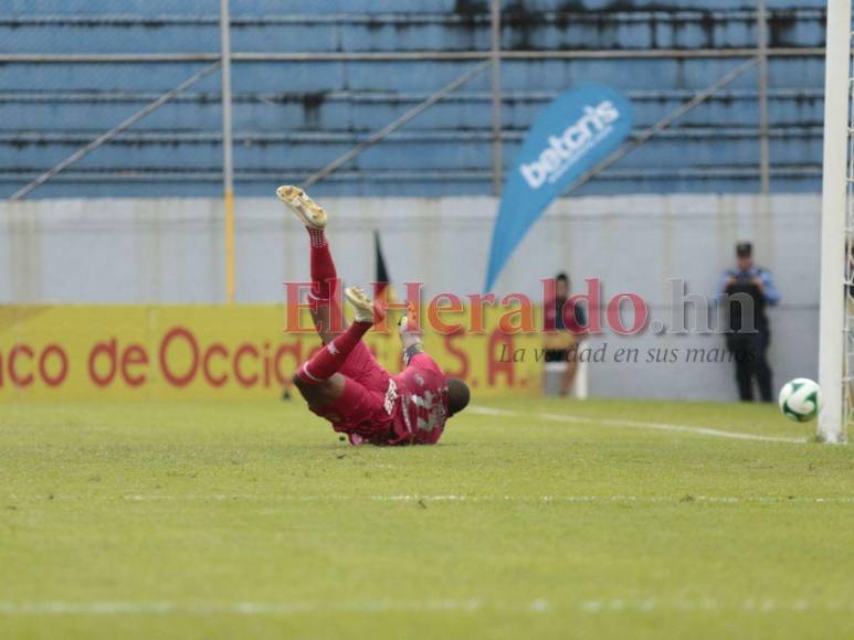 Emociones, trámite parejo y sufrimiento en la banca: Así se vivió el empate entre Real España y Motagua