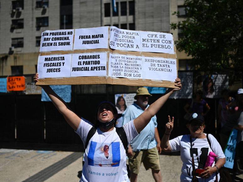 Cristina Kirchner, la poderosa líder argentina -amada por unos, odiada por otros- condenada a seis años de cárcel