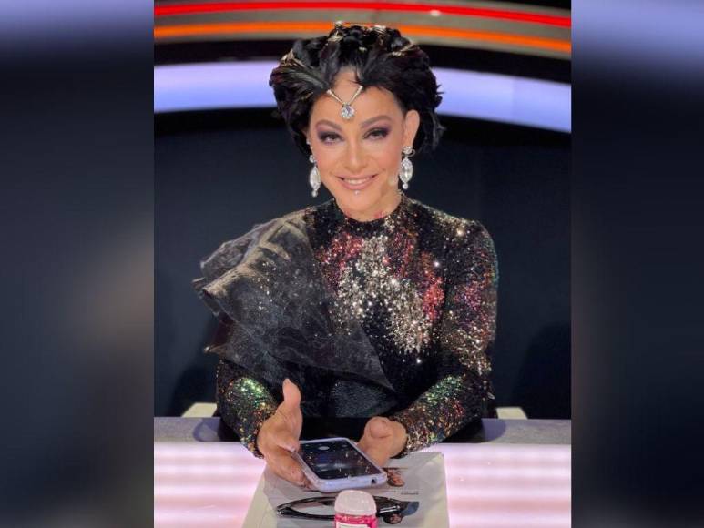 Excéntricos, espectaculares y únicos: los looks de Lolita Cortés en La Academia