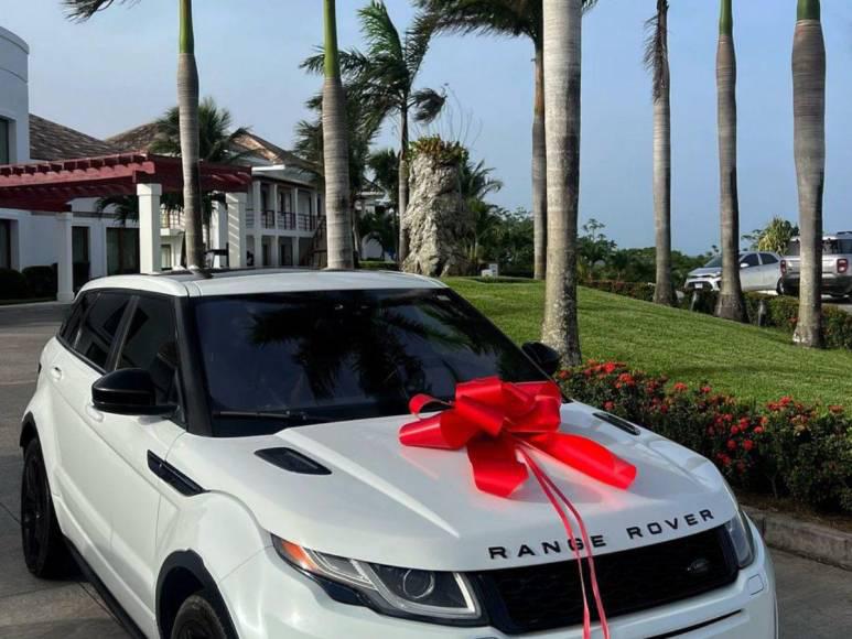 La bella novia del legionario hondureño que se fue a las Bahamas y recibe lujoso regalo