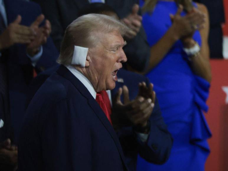 Entre aplausos y con la oreja vendada: Trump asiste a convención republicana