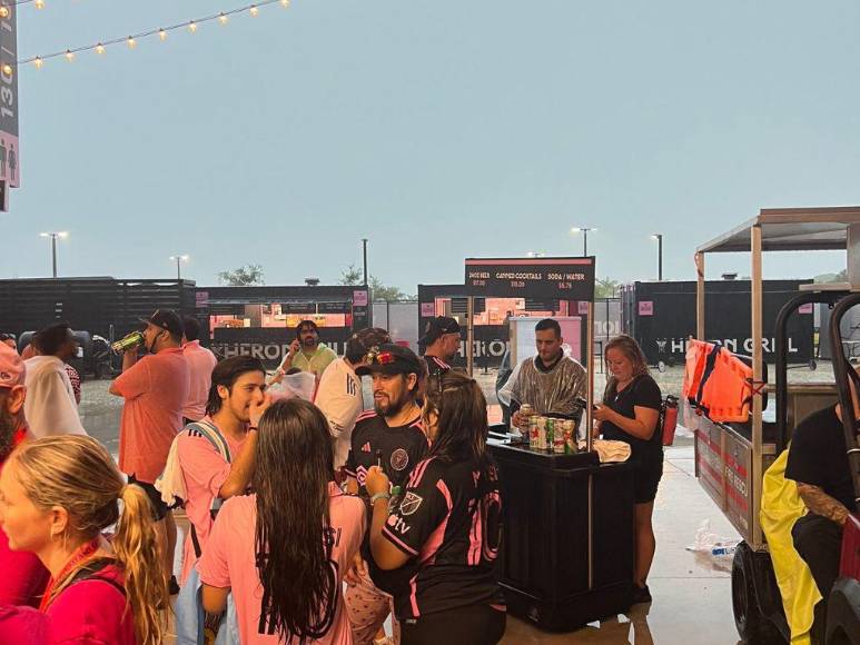 Retrasada por fuerte lluvia y locura de aficionados: así se vive la presentación de Messi en Inter Miami
