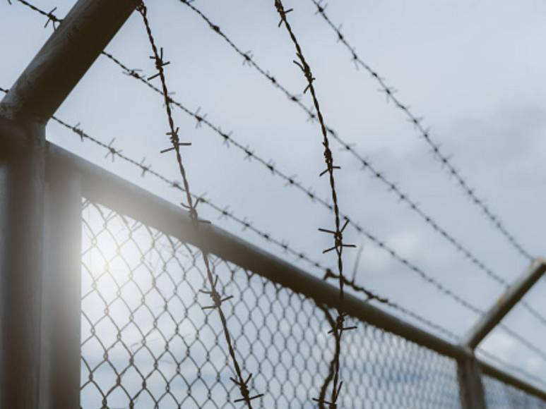 Se enamoró de un preso y la mató a golpes el día que se casaron: la historia de Oksana y su amor por un femicida en Rusia