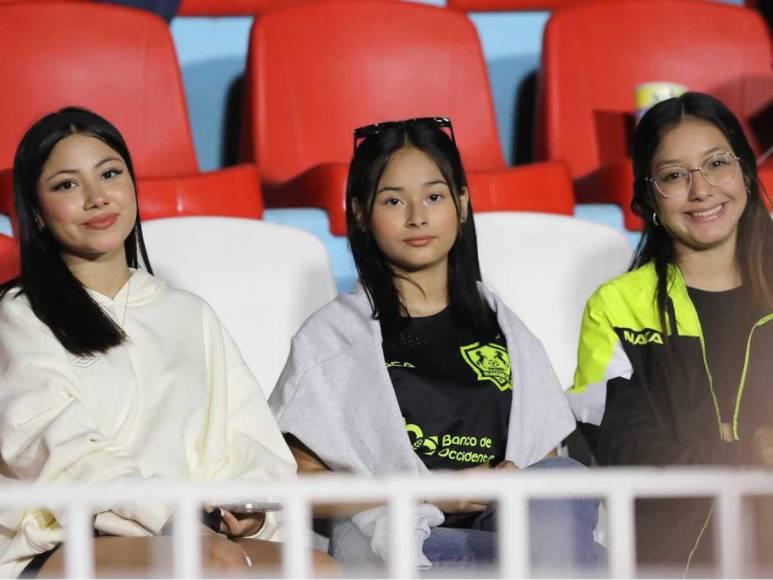 Bellas damas engalanaron el Olancho FC vs Olimpia: Esposa de futbolista causó furor Bellas damas engalanaron el Olancho FC vs Olimpia: Esposa de futbolista causó furor