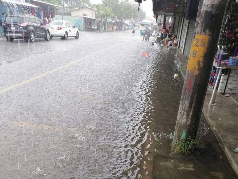 Ríos desbordados, inundaciones y sectores incomunicados por fuertes lluvias en Honduras