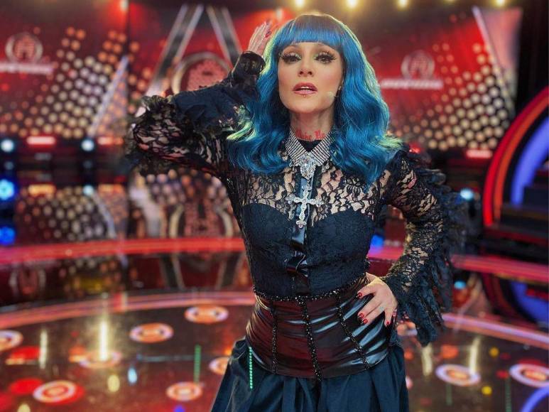 Excéntricos, espectaculares y únicos: los looks de Lolita Cortés en La Academia