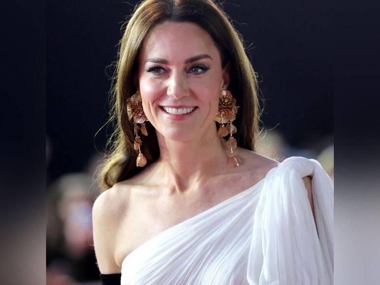 Con un vestido repetido, Kate Middleton luce espectacular look en los premios BAFTA