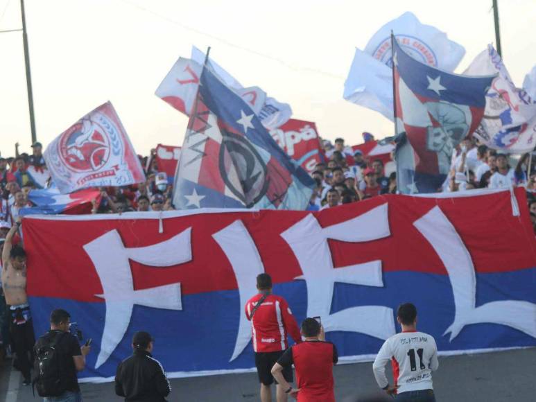 ¡Llegó el bicampeón! La impresionante entrada de la Ultra Fiel para el debut de Olimpia ante Real España