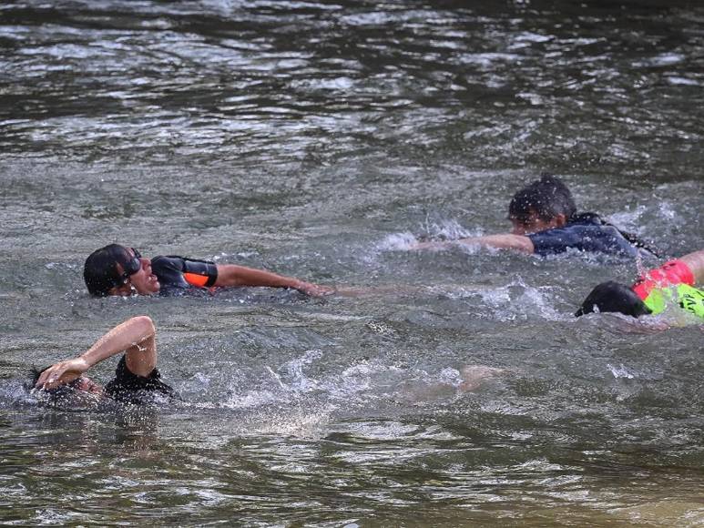 Anne Hidalgo, alcaldesa de París, nada en Río Sena para confirmar descontaminación