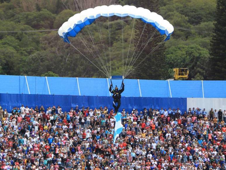 ¡Impresionante! Así surcaron el cielo hondureño los paracaidistas en los desfiles patrios