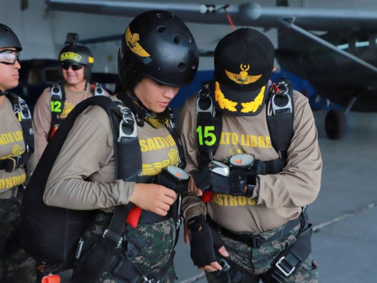 Ella es la subteniente Nicole Salgado, la paracaidista que brillará en los cielos este 15 de septiembre