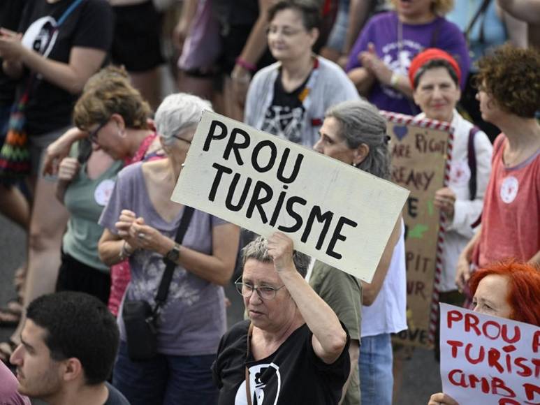 Barcelona protesta contra el turismo masivo: “Hace invivible la ciudad”