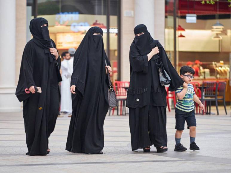 No hablar en público: las nuevas restricciones de los talibanes a las mujeres