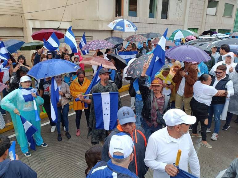 Bajo la lluvia, “Ejército Ciudadano de Paz” marcha contra el Foro de Sao Paulo