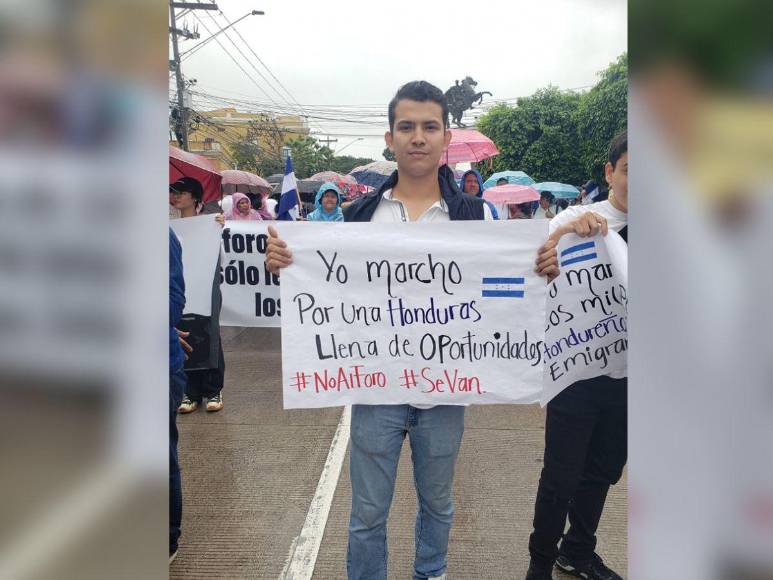 Bajo la lluvia, “Ejército Ciudadano de Paz” marcha contra el Foro de Sao Paulo