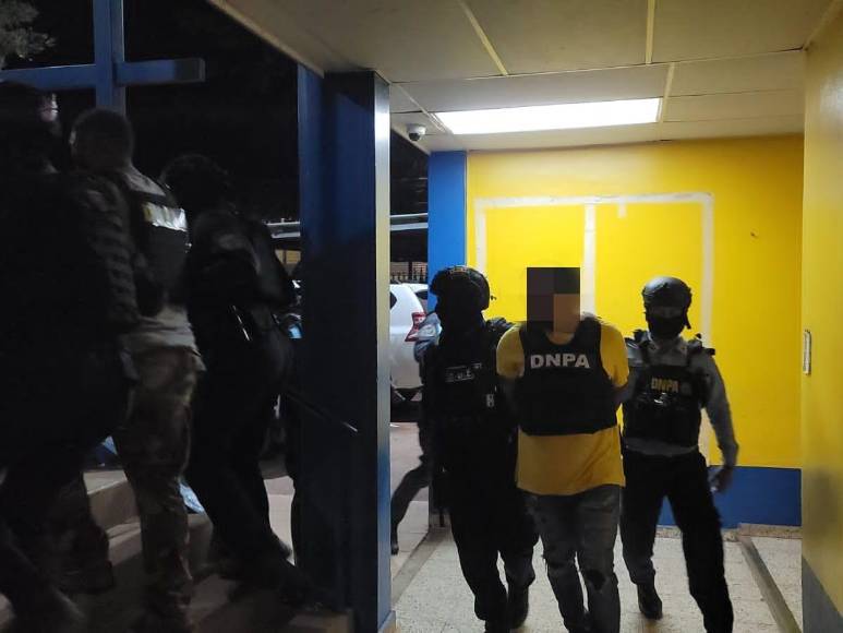 Vía aérea y con un fuerte dispositivo: así fue el traslado de los tres extraditables