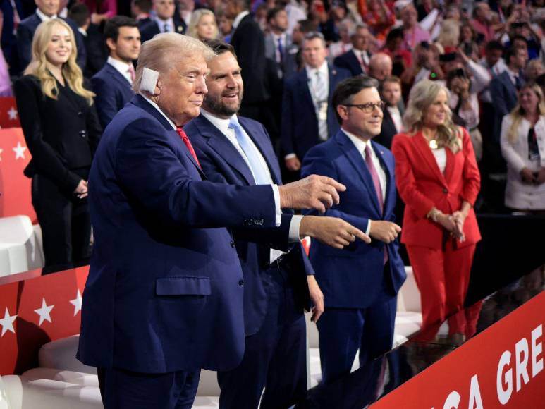 Entre aplausos y con la oreja vendada: Trump asiste a convención republicana