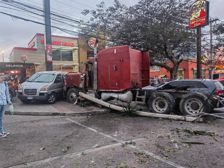 Fotos de la múltiple colisión en el bulevar Suyapa de la capital