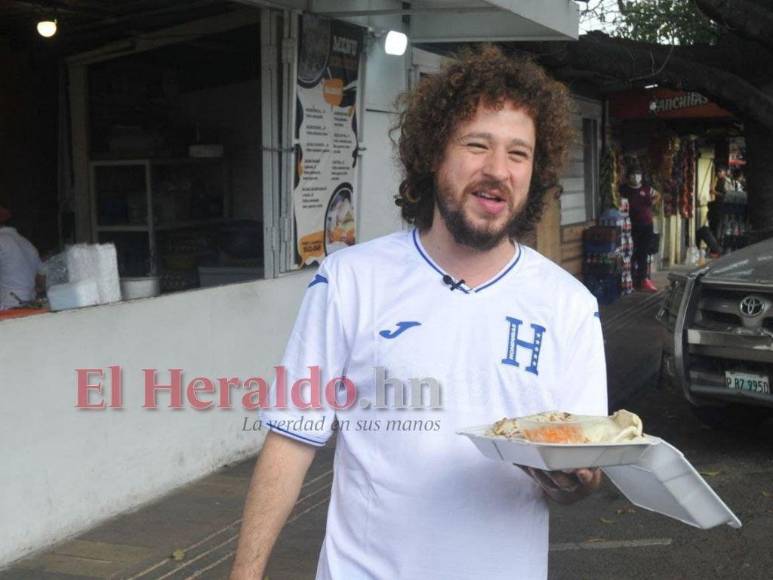 En imágenes: así saborea Luisito Comunica las baleadas en la capital