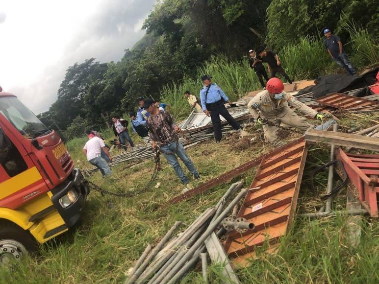 “Iba ‘arriado‘, logré maniobrar, de ahí no pude”: Las imágenes del fatal accidente que dejó una persona muerta y otra atrapada en Copán