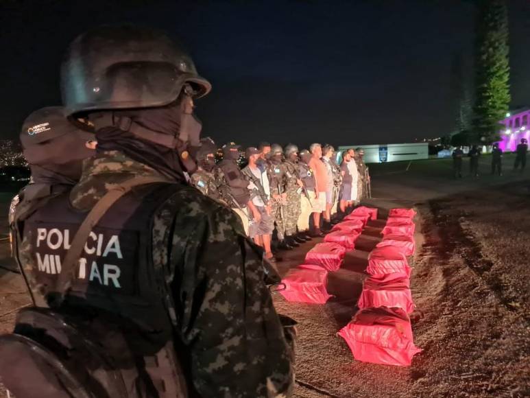 Más de 300 paquetes de cocaína y ocho detenidos: Así fue el traslado de la droga decomisada en el Caribe (Fotos)