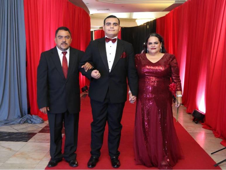 Prom 2024 de la England School, una velada investida de elegancia