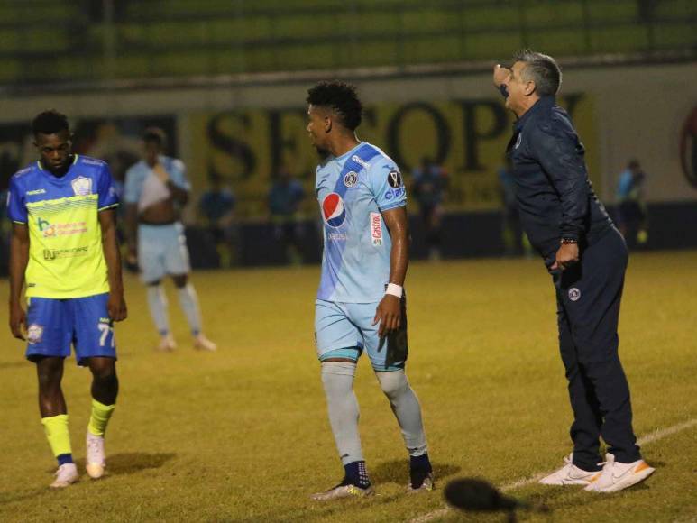 ¡Le sacaron amarilla! Así fue el debut de Diego Vázquez con Motagua