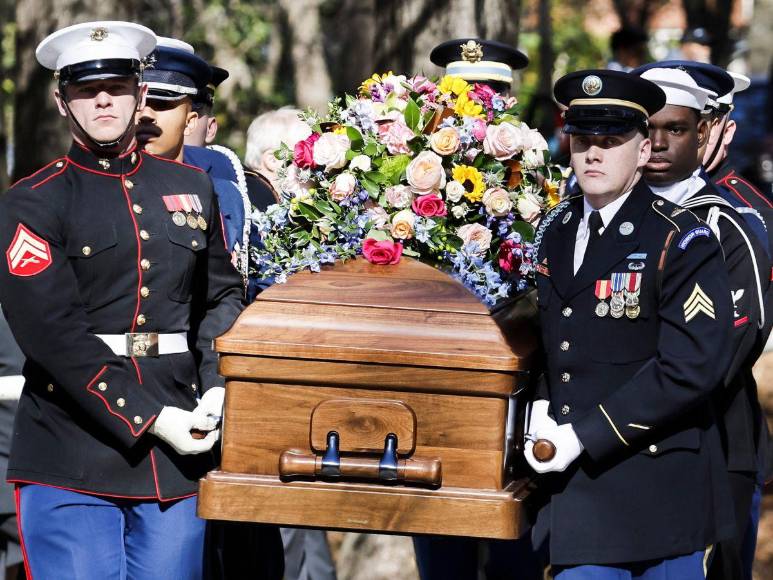 En silla de ruedas y en primera fila, Jimmy Carter da último adiós a su esposa