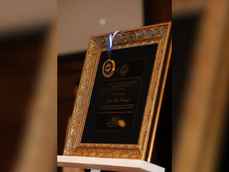 Las imágenes que dejó la entrega del premio Álvaro Contreras a Jesús Vélez