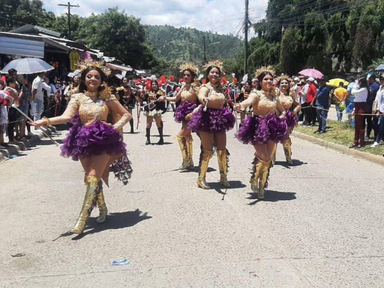Con hermosas palillonas, juegos tradicionales y representaciones culturales, Danlí celebra la Independencia de Honduras