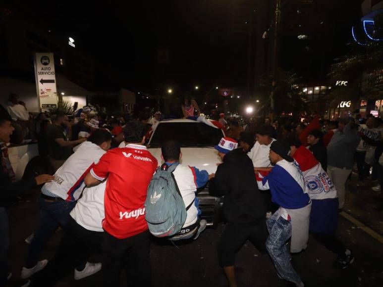 Aficionados del Olimpia celebran la conquista de la 37 en la capital