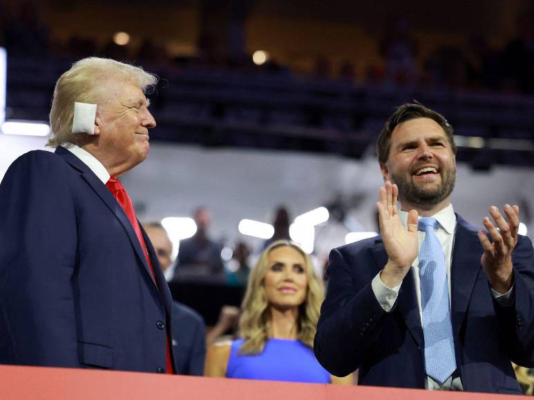 Entre aplausos y con la oreja vendada: Trump asiste a convención republicana