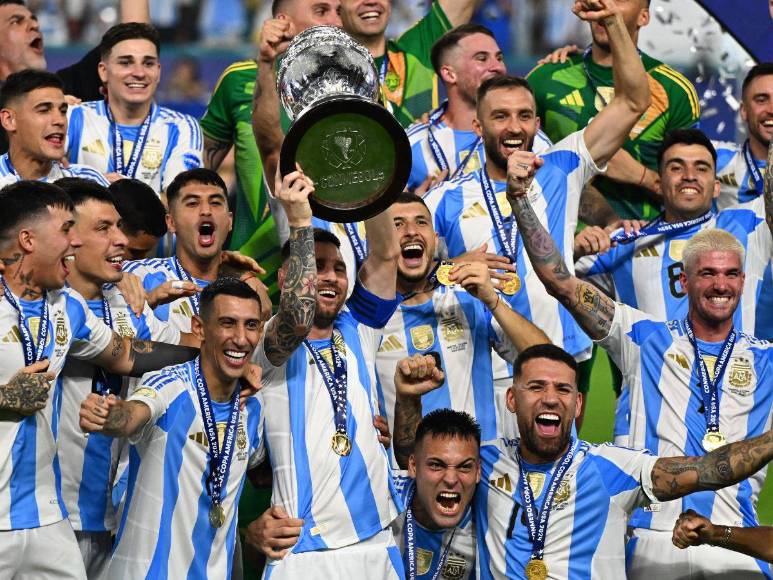 Abrazos y emotivas despedidas: el festejo de Argentina, bicampeón de Copa América