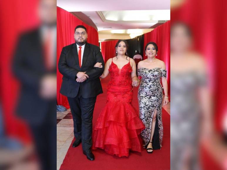 Prom 2024 de la England School, una velada investida de elegancia