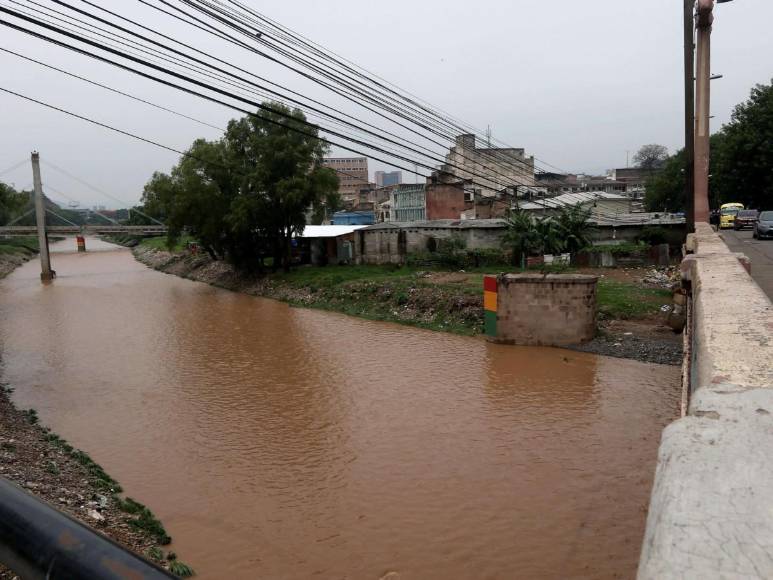 Los ríos de la capital permanecen en calma pese a fuertes lluvias