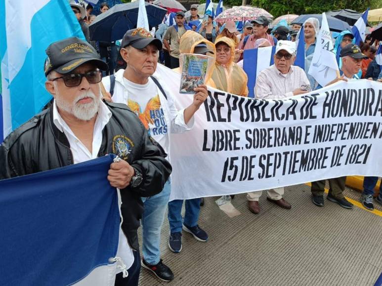 Bajo la lluvia, “Ejército Ciudadano de Paz” marcha contra el Foro de Sao Paulo