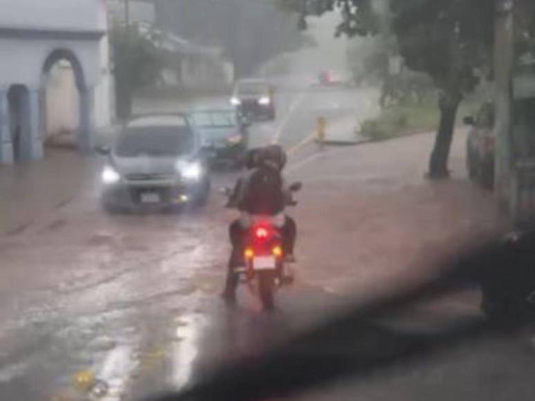 Calles inundadas, autos atrapados y daños por lluvias en la capital