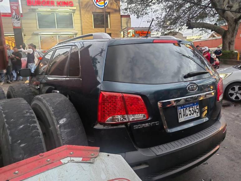 Fotos de la múltiple colisión en el bulevar Suyapa de la capital