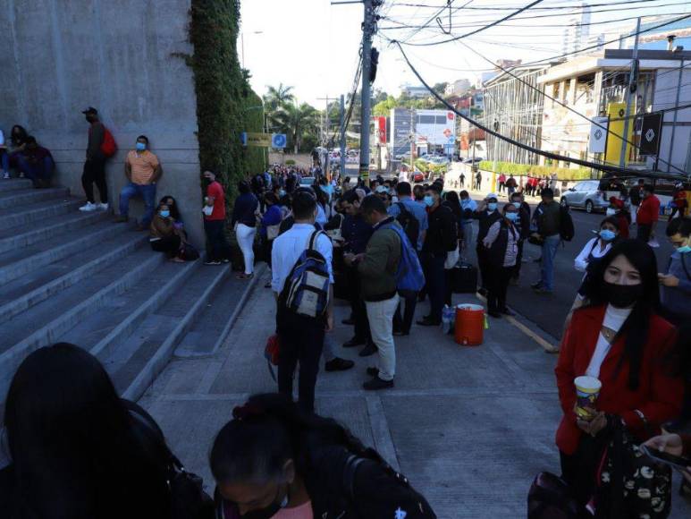 Las imágenes que dejó la protesta del personal de salud en el CCG para exigir reajuste salarial