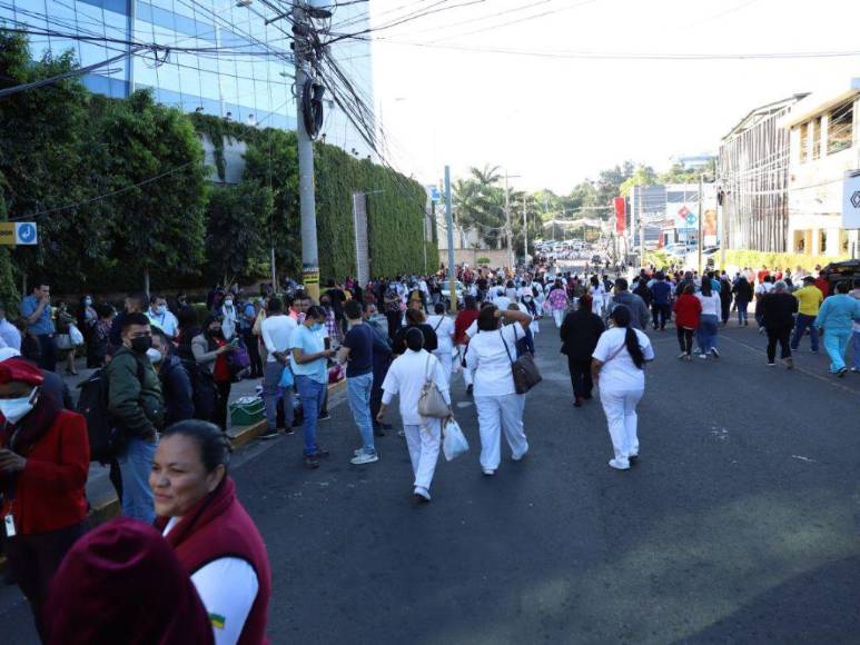 Las imágenes que dejó la protesta del personal de salud en el CCG para exigir reajuste salarial