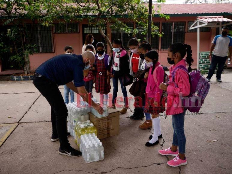 Así se vivió el retorno a clases presenciales en los centros educativos de la capital (Fotos)