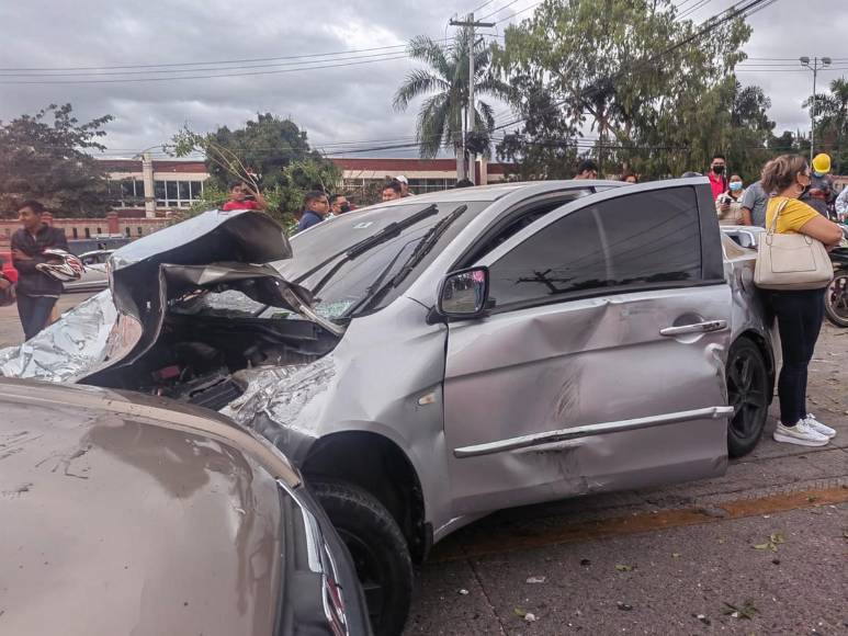 Fotos de la múltiple colisión en el bulevar Suyapa de la capital
